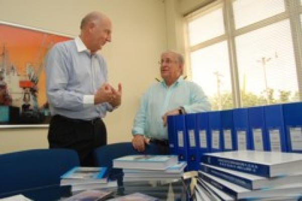 APM Itajaí faz entrega de projetos e documentos relacionados aos seus investimentos à Autoridade ...