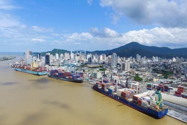 Após 5 anos, Porto de Itajaí recebe 3 navios simultaneamente. Após 5 anos, Porto de Itajaí recebe 3 navios simultaneamente.