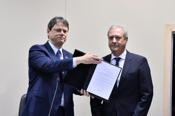 Ministro da Infraestrutura assina Poligonal do Porto de Itajaí.