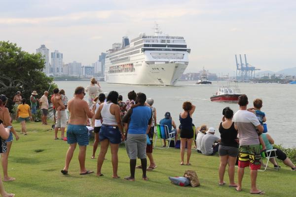 Navio de cruzeiro MSC Sinfonia encerra temporada em Itajaí com avaliação positiva. Navio de cruzeiro MSC Sinfonia encerra temporada em Itajaí com avaliação positiva.