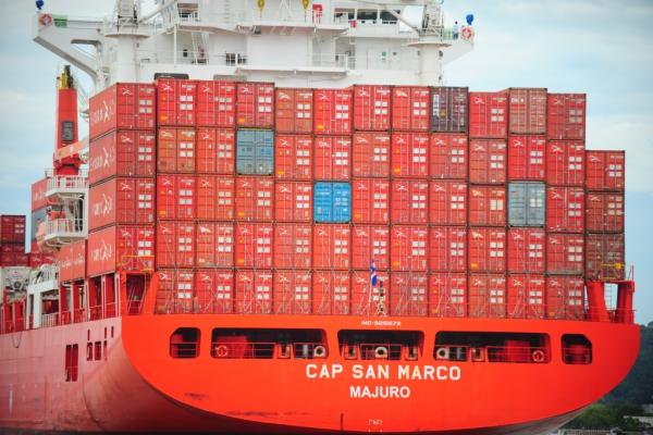 Porto de Itajaí registra crescimento de 22% na movimentação de contêineres no mês de fevereiro.