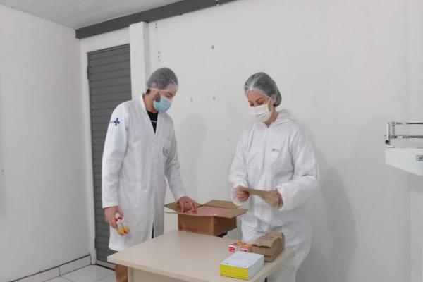 Trabalhadores portuários recebem medicamento Ivermectina.