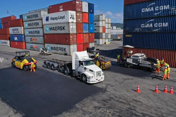 Superintendência do Porto de Itajaí realiza recuperação asfáltica da retroárea pública.