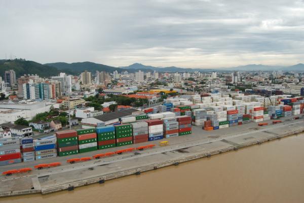 Porto passa a operar com navios de até 300 metros