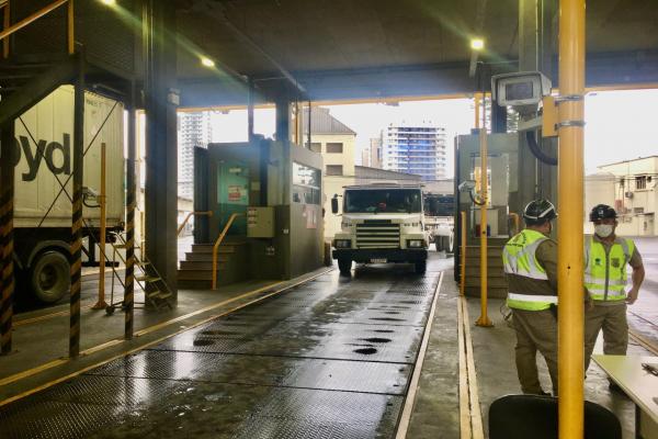 Caminhoneiros recebem orientações de Campanha contra álcool e demais drogas no Porto de Itajaí Caminhoneiros recebem orientações de Campanha contra álcool e demais drogas no Porto de Itajaí