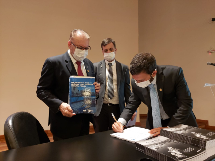 Itajaí entrega ofício referente ao pedido de Manutenção da Autoridade Portuária Pública Municipal ao Governo Federal.