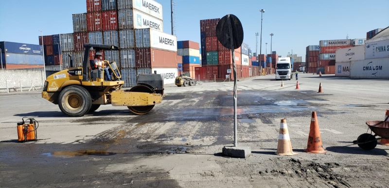 Autoridade Portuária realiza reparos na pavimentação da área pública do Porto de Itajaí.
