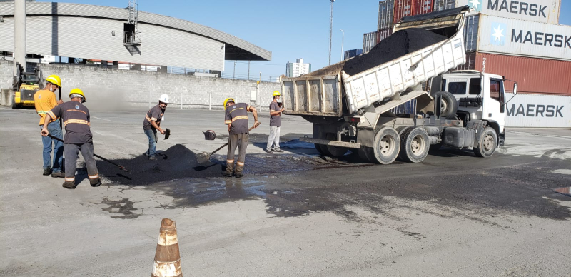 Autoridade Portuária realiza reparos na pavimentação da área pública do Porto de Itajaí.