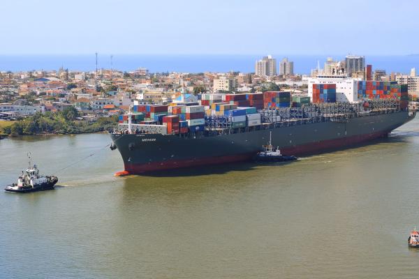 Navio de 306 metros manobra com sucesso em frente a APM Terminals Itajaí
