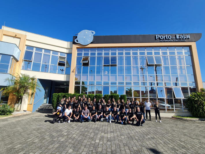 Projeto Escola no Porto retorna com visitas de acadêmicos e professores, após dois anos de pandemia.