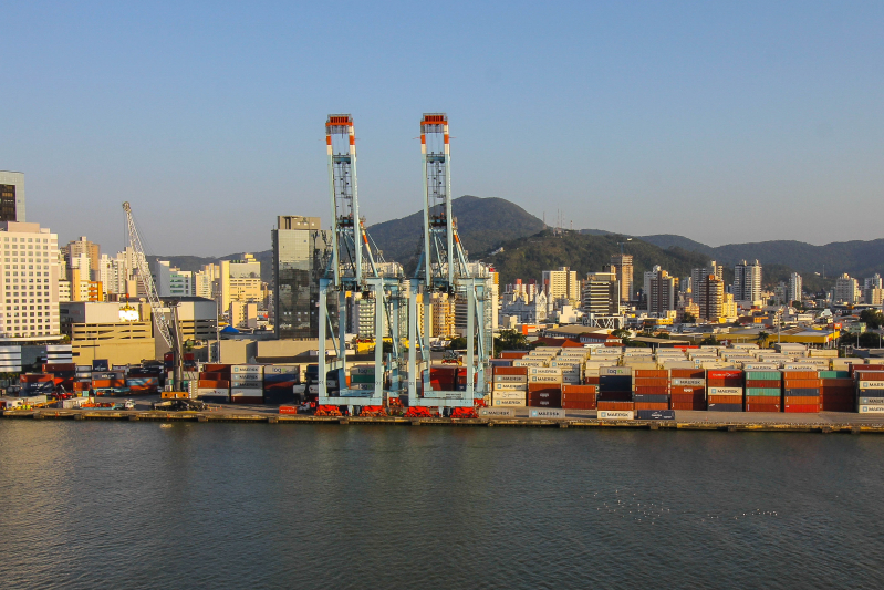 Equipamentos operacionais permanecerão no Porto de Itajaí.