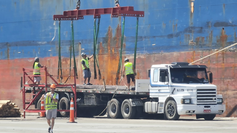 Navio de carga geral opera no Porto de Itajaí