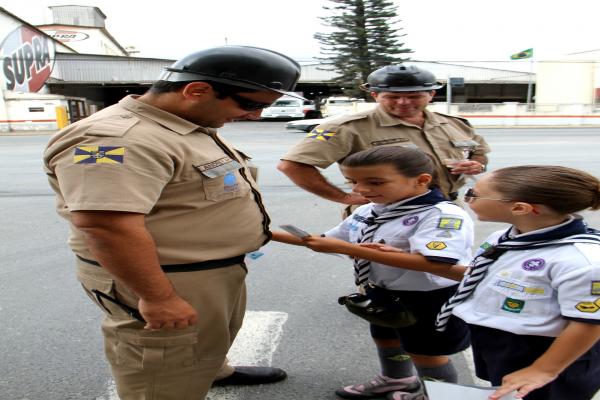 Escoteiros e Bombeiros Mirins realizamação educativa no Dia Mundial da Água Escoteiros e Bombeiros Mirins realizamação educativa no Dia Mundial da Água