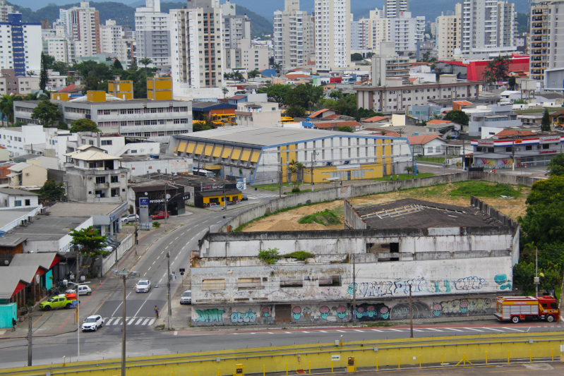 Demolição de imóvel dá mais um passo para implantação da Rua do Porto
