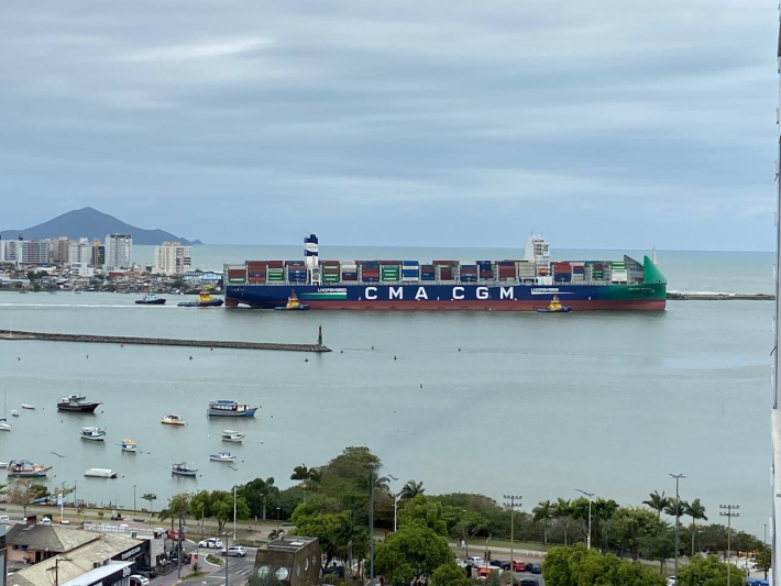 Porto de Itajaí recebeu o maior navio em sua história portuária.