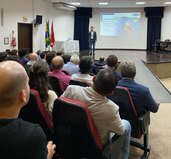 Porto de Itajaí recebe palestra internacional sobre lama fluida e navegação