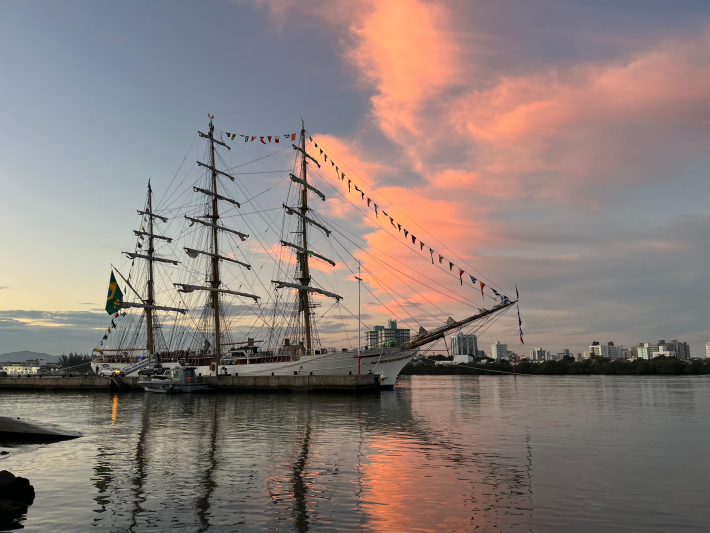 Porto de Itajaí e Marinha do Brasil apresentam veleiro Cisne Branco
