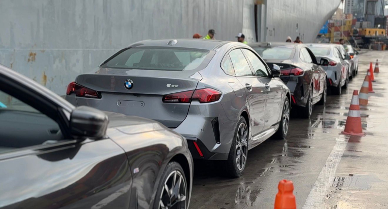 Porto de Itajaí recebe 712 carros de luxo embarcados no navio Brasília Highway