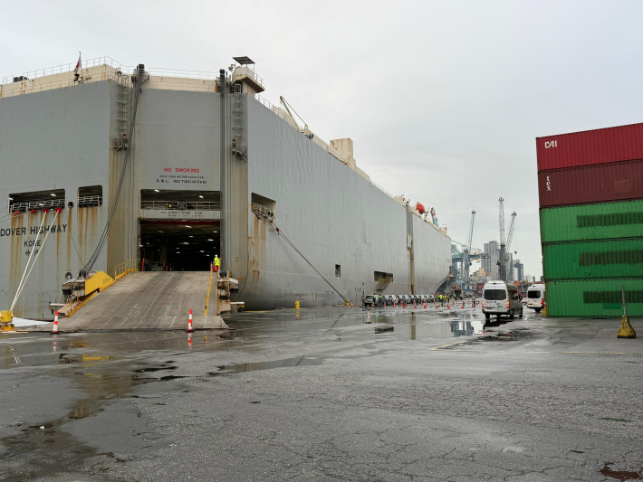 Porto de Itajaí recebe navio com 739 veículos e chega à quinta operação roll-on/roll-off em 2026