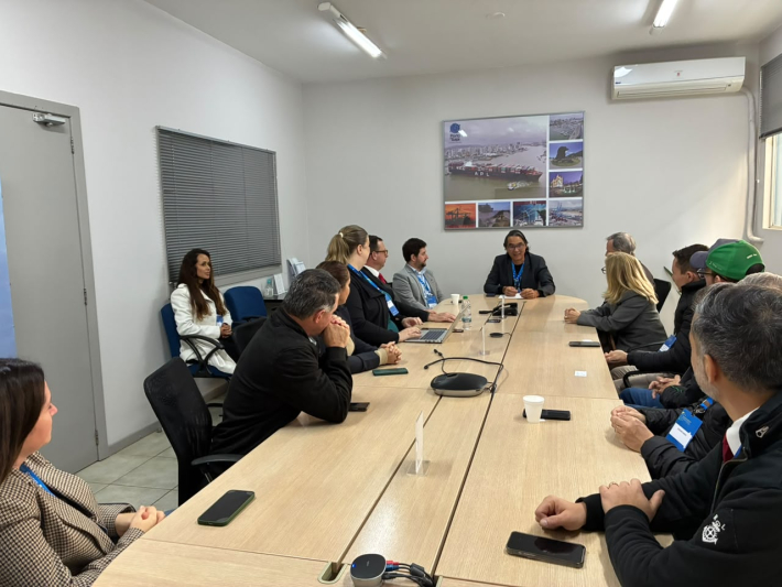 Porto de Itajaí reúne instituições e produtores para avançar nas exportações da banana catarinense ao mercado europeu