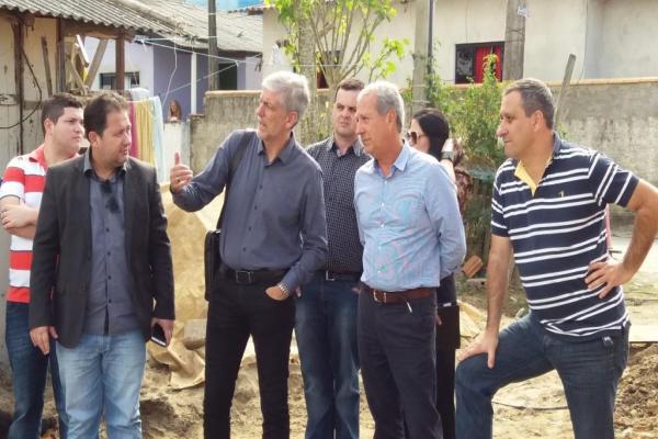 Pescadores recebem orientação sobre as obras da Bacia de Evolução. Pescadores recebem orientação sobre as obras da Bacia de Evolução.