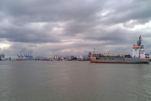 Draga Holandesa chega a Itajaí para dar reforços no canal aquaviário.